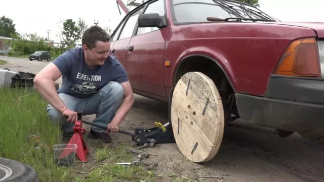 Dřevěná kola na moderním autě? Překvapivě fungují!