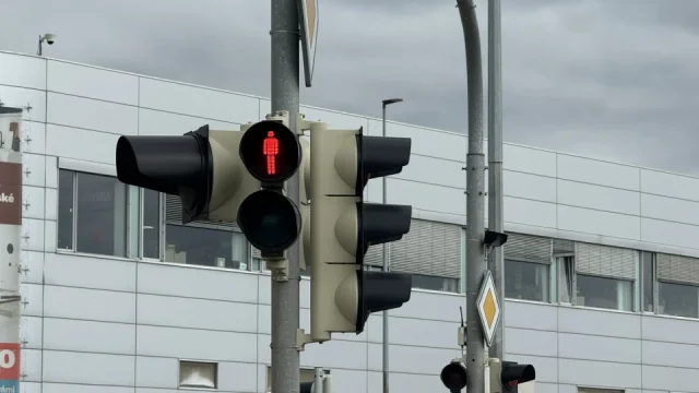 Sledování semaforu pro chodce pomůže předvídat červenou i snížit spotřebu auta