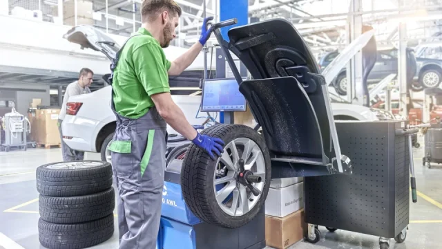 Jak poznat kvalitní pneuservis: Vždy používá momentový klíč a se zákazníkem nejedná jako s hadrem