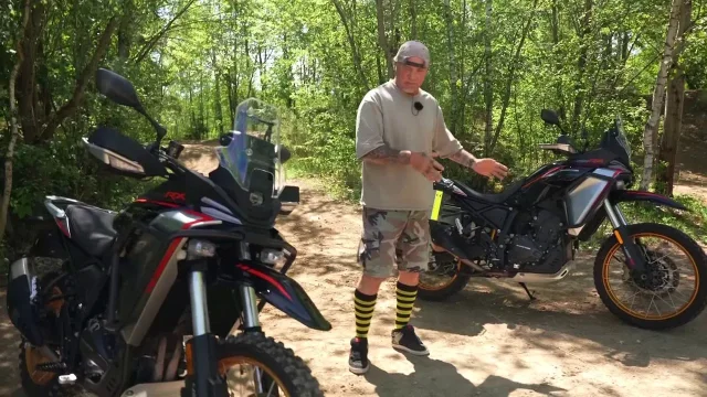 Sršeň zjišťoval, jak funguje off-roadová motorka za 150 tisíc korun. V terénu ji pořádně naložil