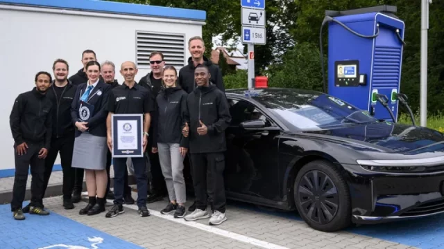Americký elektromobil vyrazil ze Švýcarska do Mnichova. Bez nabíjení ujel rekordních 1205 kilometrů