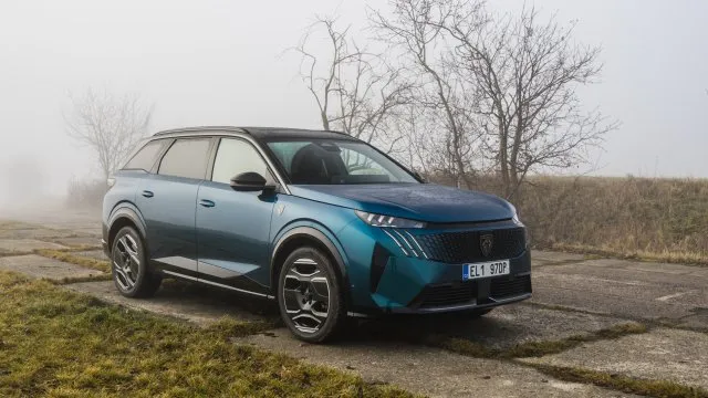 Elektrický dvoumotorový Peugeot E-5008 za 1,6 milionu je zklamání. Jezdí sice rychle, ale hodně žere
