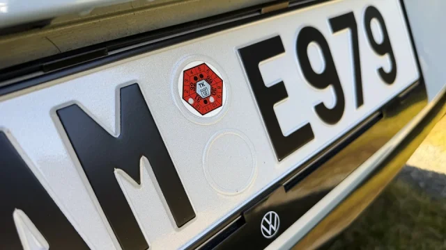 Červené nálepky potvrzující platnost STK končí. Řidiči musí pro přesný termín na internet