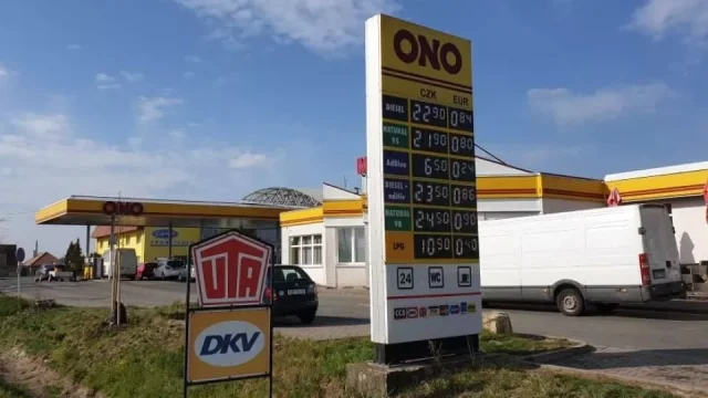 Český stát už přesně ví, jak moc benzinky šponují ceny benzinu a nafty kvůli válce v Íránu
