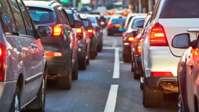 Řidiči budou smět vyjet jen obden. V Evropě se chystá drastické opatření kvůli drahým palivům