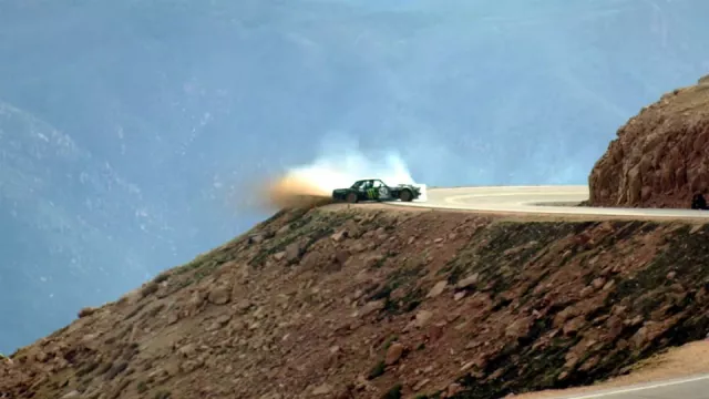 Ken Block pokořil Pikes Peak. Dveřmi napřed!