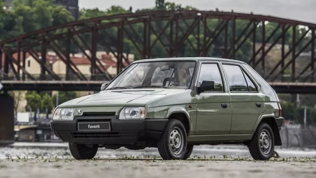 Nová auta byla za komunistů drahá. Favorit stál po přepočtu jako dnes BMW 318i, daewoo jako dům