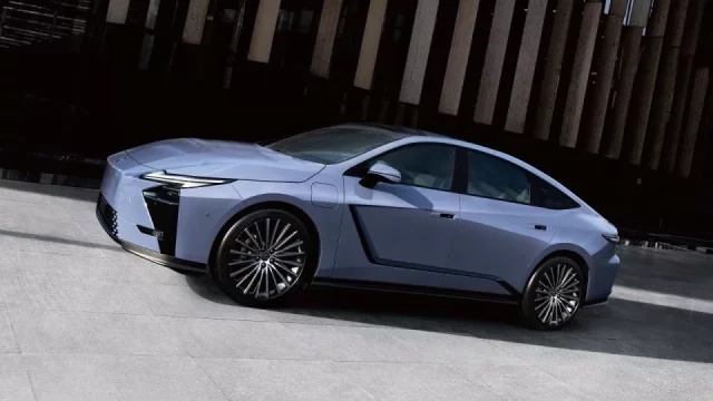 Nový Lexus ES je hybrid i elektromobil. Mezigeneračně se zvětšil a vzdává se siluety sedanu
