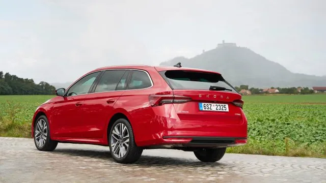 Škoda Octavia už jezdí na elektřinu: Na baterii zvládne jen dva kilometry a má výrazně menší kufr