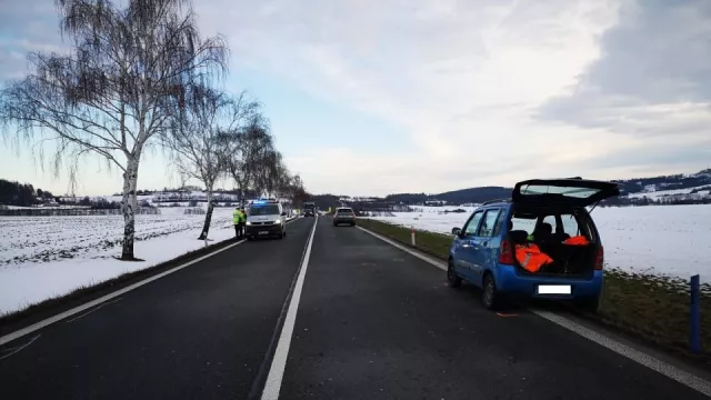 Při opravě prasklé pneumatiky ho kolemjedoucí řidič srazil a z místa ujel. Hledá ho policie