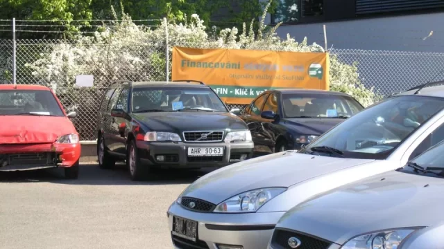 Tohle jsou nejčastější triky autobazarů při prodeji ojetin. Radíme, jak neskočit chytrákům na špek