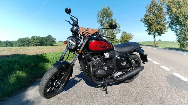 V Česku se začala prodávat nová Jawa 350 CL 42. Sportovní motorka stojí pouhých 113 tisíc korun