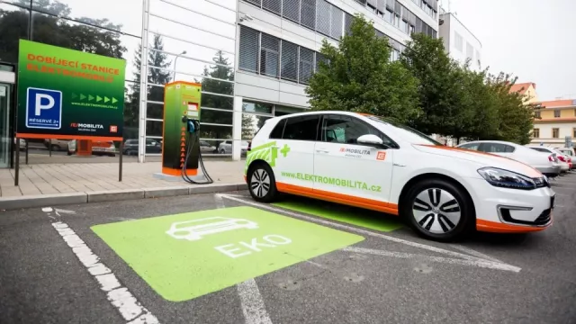 Komentář: Influenceři odvádí elektromobilitě medvědí službu. Normální lidi totiž žijí v jiném světě