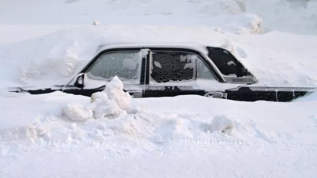 Stát chce přikázat řidičům ometat auto a škrabat skla