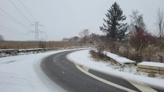 Černý led je stejně nebezpečný jako prudké brzdění. Odborník radí, jak se chovat v zimě na silnici