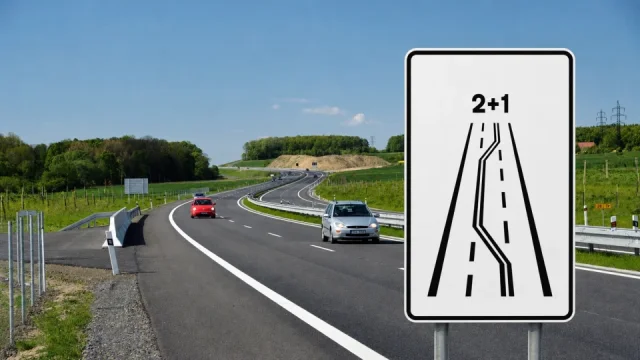 Značka 2+1 vypadá jako příklad ze školní tabule. Její význam je přitom jednodušší, než se zdá