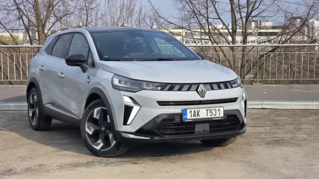 Manuál, úsporný motor i nízká cena. Renault Symbioz potvrzuje, že lidová auta ještě nevymřela