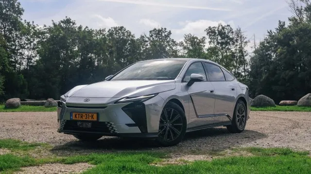 Poprvé ve čtyřkolce a poprvé i jako elektromobil. Nový Lexus ES jezdí za málo a jako na obláčku