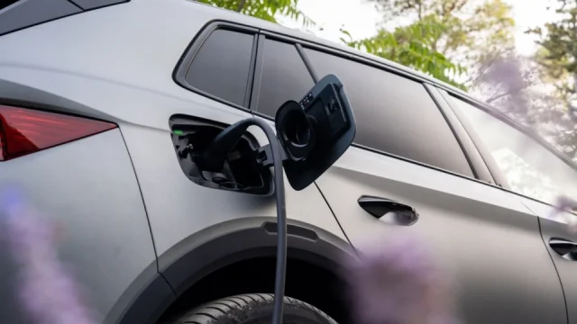 Vysoké ceny paliva mění poměry v bazarech. Elektromobily se prodávají lépe než hybridy