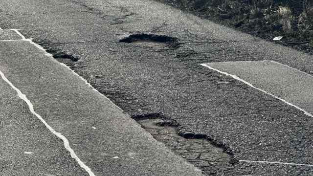 Na silnicích číhá skrytá past po zimě. Náhrada škody pro řidiče není navíc automatická