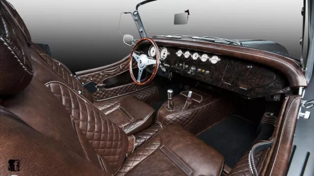 Kůže, kůže, ořech, kůže… Prostě auto