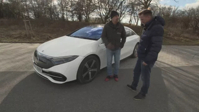 „Je jako z budoucnosti.“ Vladimír Šmicer si poprvé vyzkoušel, jak se řídí auto do zásuvky