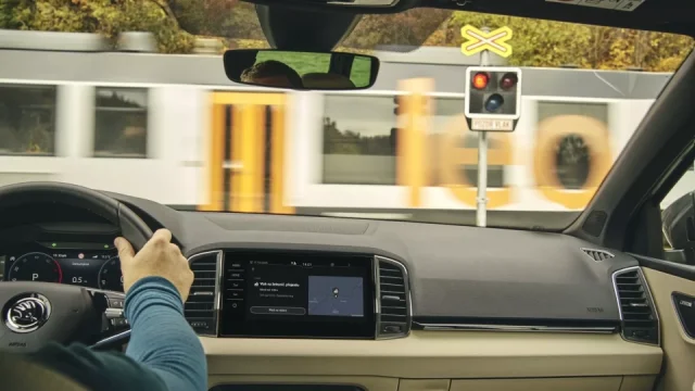 Týden v autech: Pokuta za oslňování ostatních na přejezdu i konec alkoholiků za volantem