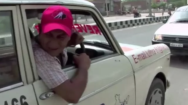 Ind řídí svůj vůz jen pozpátku