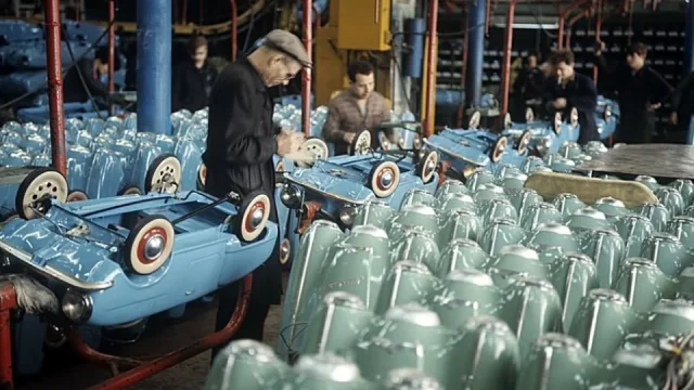 Nejslavnější socialistické hračky z dob Československa. Šlapací moskvič převálcoval i plechový zetor