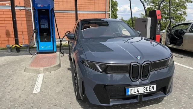 Dobití elektromobilu trvá většinou déle, než říká výrobce, ukázal test. Existuje pár výjimek
