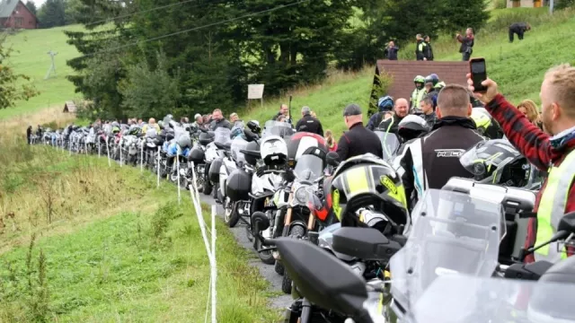 Čínské motorky se znovu sjely pod Radhošť. Příznivců CFMOTO přibývá geometrickou řadou