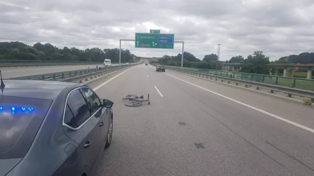 Kolo na dálnici je vždycky problém. Tím spíše, když vypadne z nosiče a leží v levém jízdním pruhu