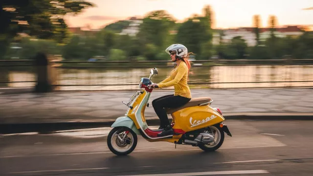 Deset tisíc korun na řidičák a kondiční jízdy zdarma. Vespa rozdává dárky