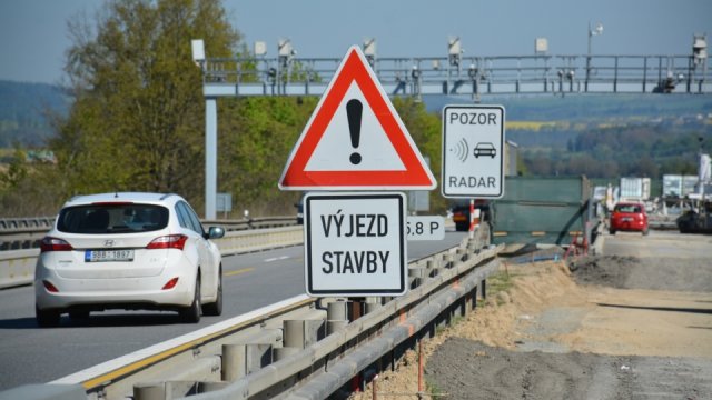 Nová vláda plánuje na dálnicích až 150 km/h a myslí si, že našla řešení i pro kamioňáky