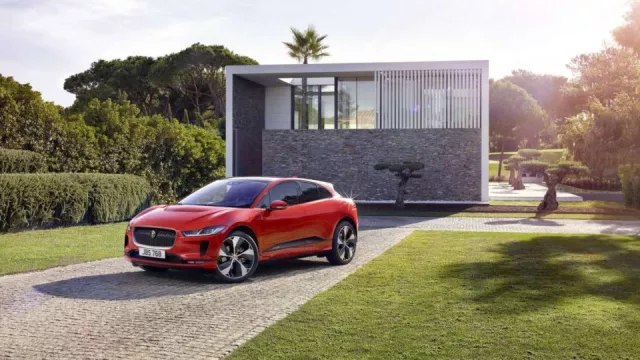 Jaguar přepřahá na elektřinu. I-PACE je čistý elektromobil.