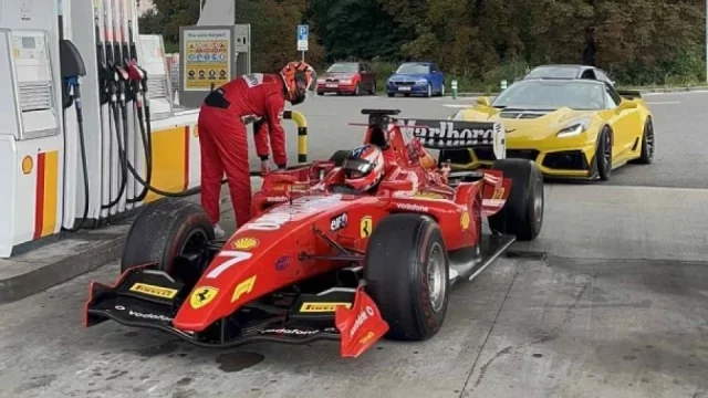 Nejdřív frajer, potom zbabělec. Policie dopadla řidiče formule, ten se snažil jen vymlouvat