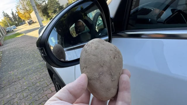 Bramborový trik řeší častou podzimní nepříjemnost. Zlepšuje výhled vzad přes zpětná zrcátka