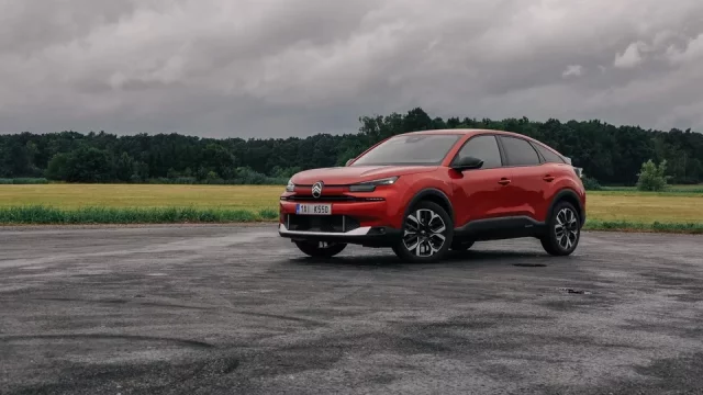 Citroën C4 je i po modernizaci stále velmi pohodlný. Hybrid z nádrže jen usrkává
