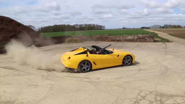 VIDEO: Střílení holubů z driftujícího Ferrari