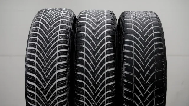 Test zimních pneumatik podporuje český zákon. Ukazuje vliv hloubky dezénu na jejich vlasnosti