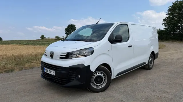 Test nejrychlejšího auta v Praze. Ujede až 1300 kilometrů a naráz přestěhuje půl bytu