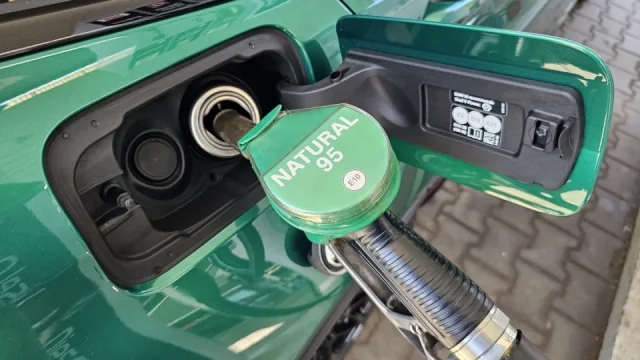 Týden v autech: Jak ušetřit na zdražujícím se palivu i nový elektromobil s nejdelším dojezdem