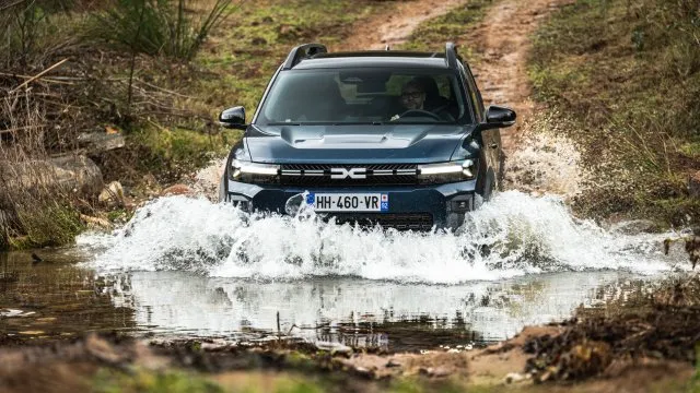 Spaluje i LPG a jízdu v terénu zvládne každý. Svezli jsme se s hybridní čtyřkolkou pro Dacii Bigster