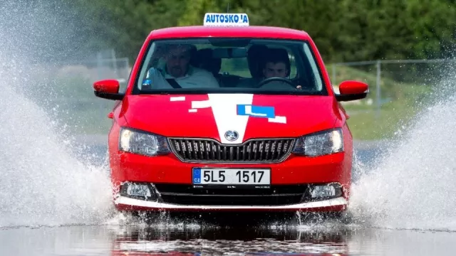 Autoškoly za posledních sedm let zdražily až o trojnásobek. V Praze stojí kurz i 35 tisíc korun