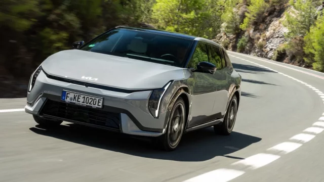 Jezdili jsme s novým rodinným autem Kia EV4. I když jde o hatchback, chce se prát s SUV od Škodovky