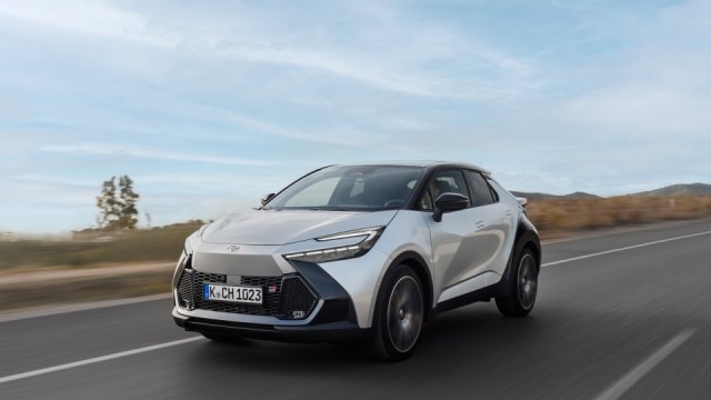 První dojmy: Toyota C-HR jezdí dobře a úsporně. Na českém trhu se prodává s obrovskou slevou