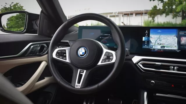 BMW i4 odmítlo aktualizaci svého softwaru. Stálo totiž na příliš strmé silnici