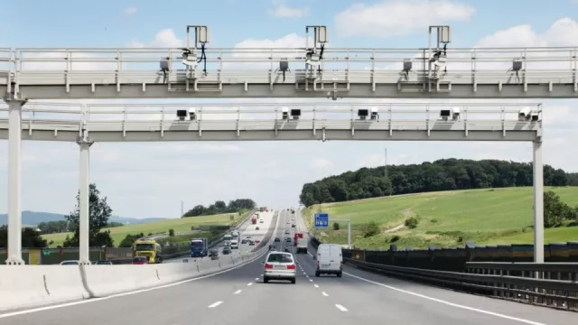 I s nalepenou dálniční známkou je možné dostat pokutu. Řidiči se totiž často dopouští jedné chyby