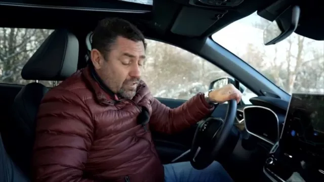 Toyota zatočila v interiéru s klasickými tlačítky. V SUV Corolla Cross jsme jich napočítali jen pár