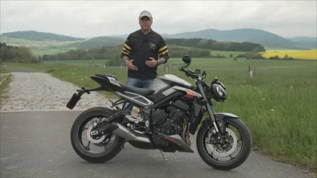 Sršeň zbožňuje Triumph Street Triple, i když je z jednoho detailu rozladěný. Vlastnil jich několik